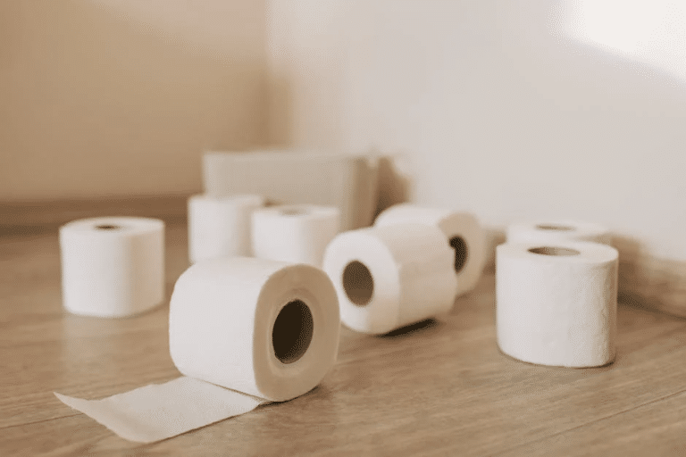 木製の床に置かれたトイレットペーパーロール